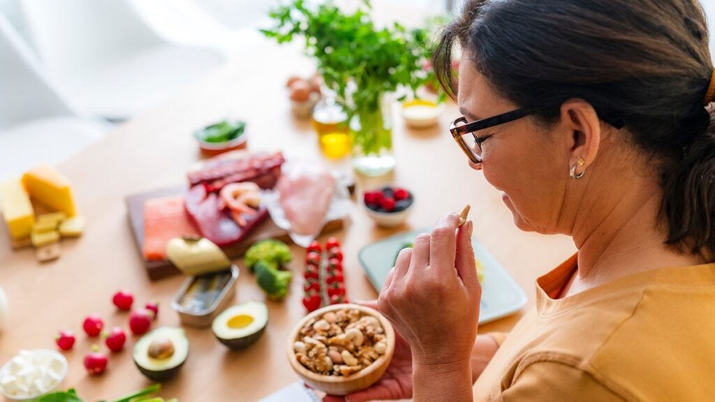 Chế độ ăn Keto cho bệnh tự miễn: Lợi ích đối với Lupus, MS và Crohn