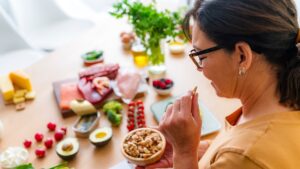 Chế độ ăn Keto cho bệnh tự miễn: Lợi ích đối với Lupus, MS và Crohn