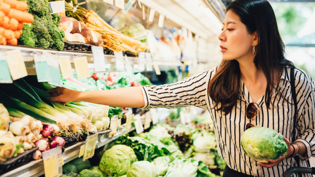 Hướng dẫn mua sắm thực phẩm lành mạnh: Từ lập danh sách đến đọc nhãn dinh dưỡng